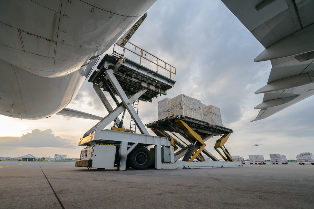 loading cargo inside the plane