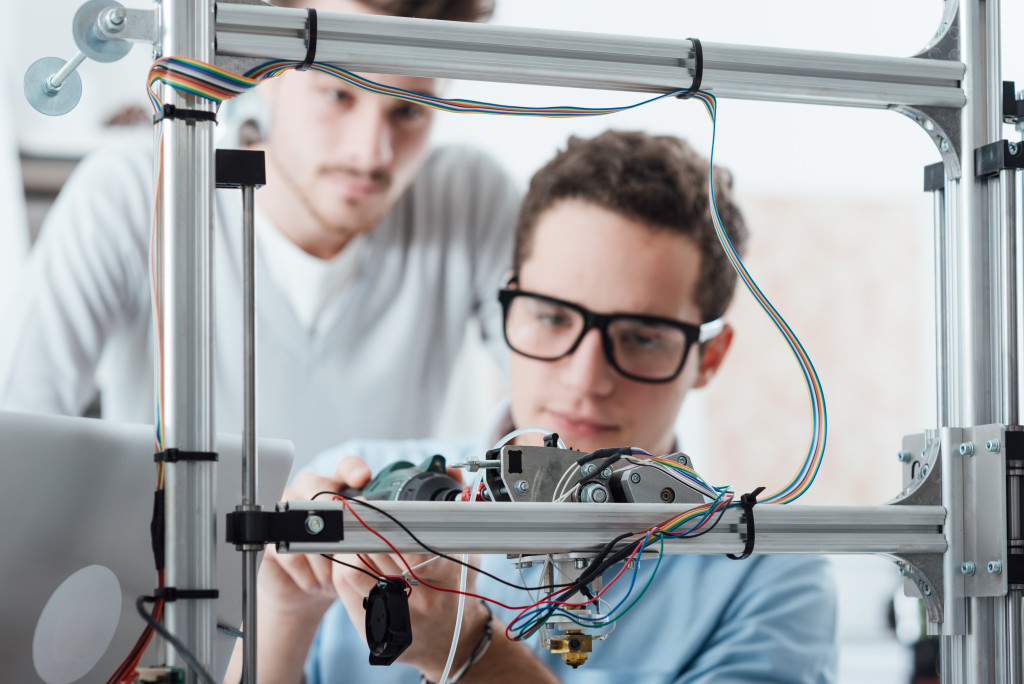 young entrepreneurs prototyping using a 3d printer